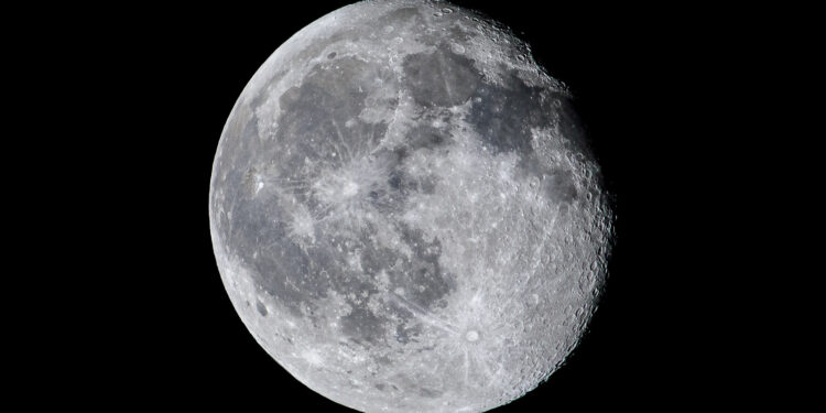 Ποια είναι τα πιο εντυπωσιακά στοιχεία από την ανάλυση των πετρωμάτων που συνέλεξαν οι αστροναύτες στη Σελήνη;