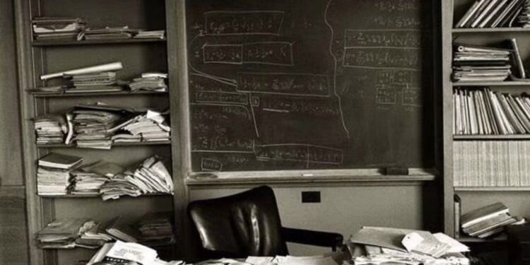 Το γραφείο του Αϊνστάιν φωτογραφημένο μία ημέρα μετά τον θάνατό του, το 1955.